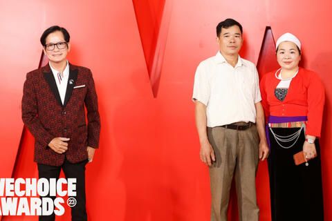 Hình ảnh giản dị của 2 nhà giáo đặc biệt tại thảm đỏ Gala WeChoice Awards 2023
