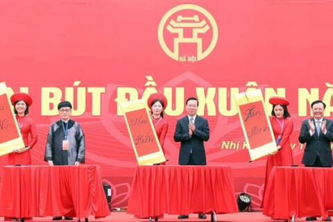 Chủ tịch nước khai bút đầu xuân tại Khu Lưu niệm Nguyễn Trãi