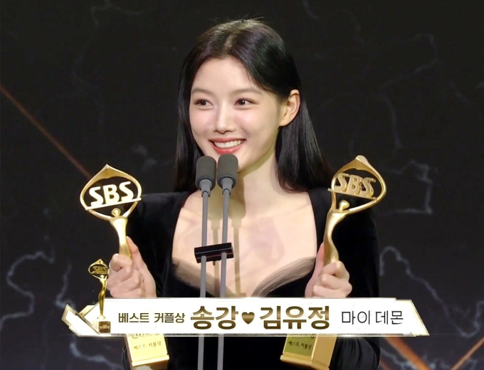 Khoảnh khắc hot nhất SBS Drama Awards 2023: Kim Yoo Jung đỏ mặt khi xem lại cảnh nóng với Song Kang