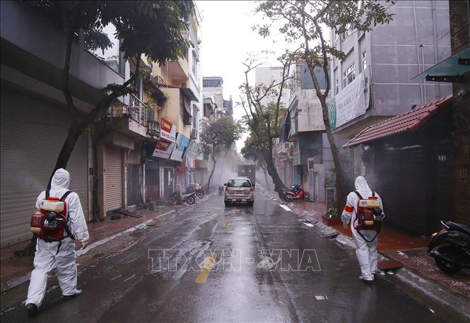 Quân đội phun thuốc tiêu độc, khử trùng phố Trúc Bạch, Hà Nội