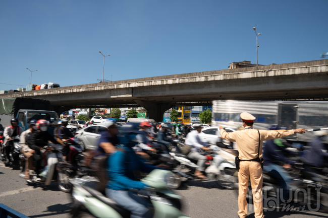 Tại ngã tư Khuất Duy Tiến - Nguyễn Trãi, CBCS Đội CSGT số 7 cũng đang đội nắng, căng mình ứng trực, hướng dẫn phân luồng giao thông, không để xảy ra tình trạng ùn ứ kéo dài. Thời tiết nắng nóng, tâm lý người tham gia giao thông phần lớn sẽ di chuyển nhanh, dễ xảy ra tình trạng chen lấn, lấn làn, vượt đèn đỏ.... khiến cho tình trạng giao thông càng trở lên phức tạp hơn. Đội CSGT số 7 chủ động phân công CBCS túc trực, thay nhau điều tiết giao thông tại các điểm nóng, ngã ba, ngã tư, hỗ trợ cho người dân, phương tiện tham gia giao thông được an toàn, thuận lợi.