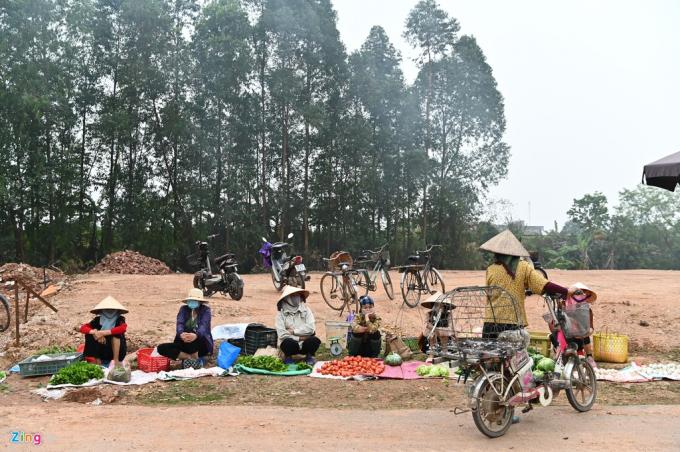 Phiên chợ chiều đìu hiu vắng vẻ ở thôn Ngọc Bảo (xã Sơn Lôi, huyện Bình Xuyên) khi lượng người bán còn đông hơn cả người ghé chợ mua đồ.