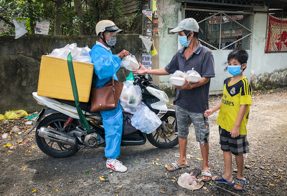 Võ sư 1 chân phát cơm từ thiện cho người vô gia cư khắp TPHCM