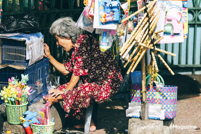 Dì Năm bán đồ chơi trẻ em trước cổng Thảo Cẩm Viên.