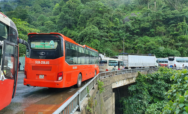 Nhiều xe không thể di chuyển dẫn đến dồn ứ. (Ảnh: Thành Bưởi)