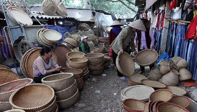 Có đủ các loại đũa ăn, đũa dùng nấu nướng, tăm, rổ... làm từ tre.