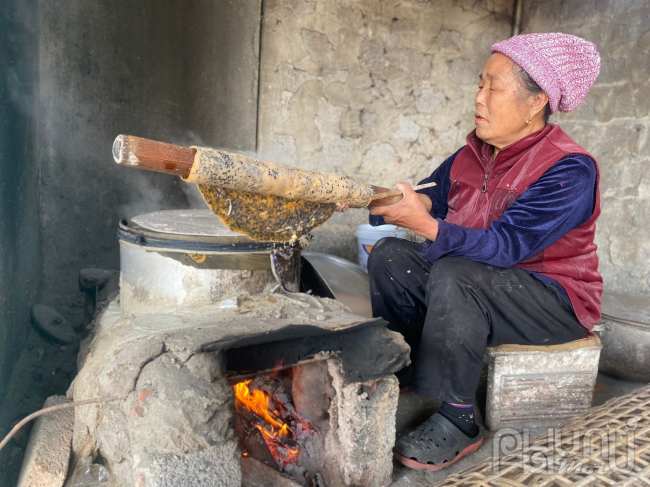 Khó khăn nhất là công đoạn xoa bột, tay phải dẻo làm sao cho vừng được dàn đều trên mỗi chiếc bánh