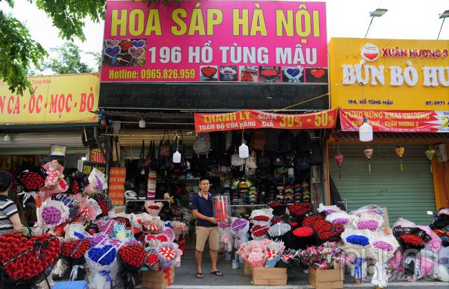 Hoa sáp, hoa nhũ đang là sản phẩm thu hút sự quan tâm của nhiều khách hàng do để được lâu, bền màu, có giá 150.000 - 400.000 đồng/bó. Bó to xếp thành tên có giá bán lên đến vài triệu đồng.