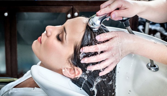 Gội đầu theo 6 bước chuẩn salon ngay tại nhà.