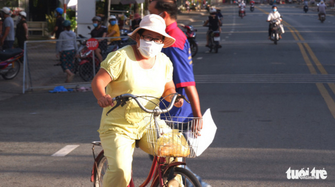   Không mua kịp bún Xiêm Lo thì đạp xe mua ổ bánh mì không về chấm sữa ăn sau 50 ngày phải ở trong nhà cũng là niềm vui  