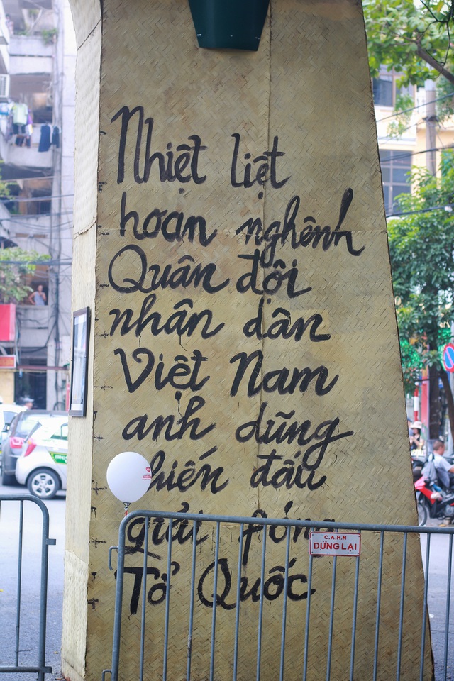 cổng chào tái hiện lại lời cổ động đoàn quân giải phóng Thủ đô 65 năm trước.