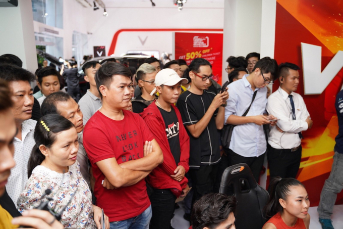 Người dân Sài Gòn hào hứng đua thử F1 tại Vietnam Motor Show