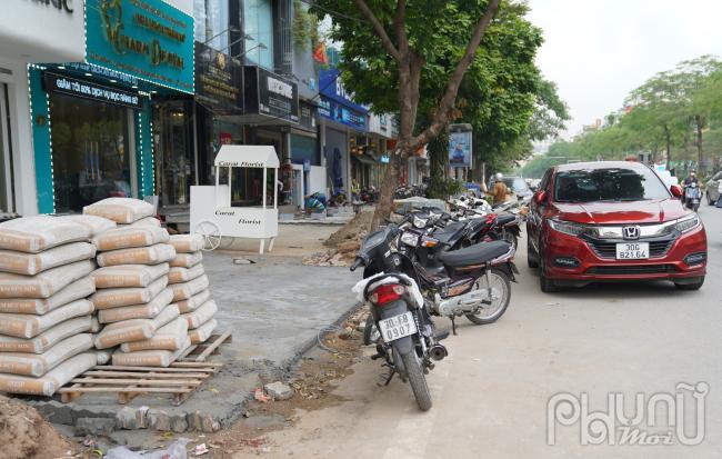 Việc đào xới, lát đá vỉa hè kéo dài khiến xe cộ của chủ nhà không có chỗ để, buộc phải để dưới lòng đường gây mất an toàn giao thông