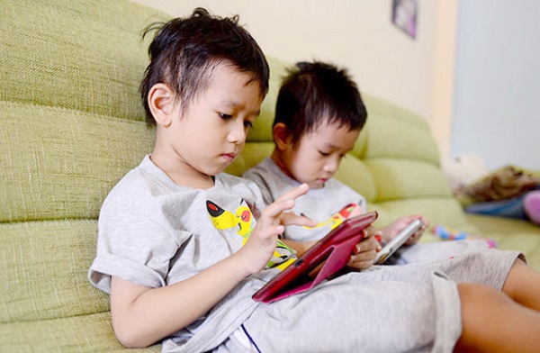 Trẻ thường xuyên sử dụng điện thoại có các tác hại nhất định đến sức khỏe và tâm lý.