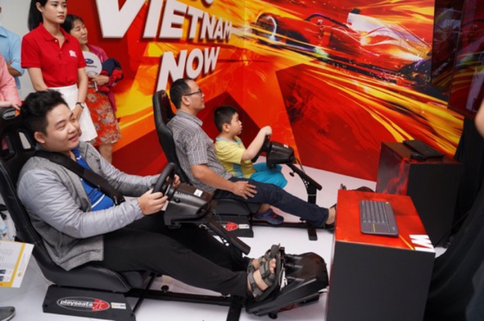 Người dân Sài Gòn hào hứng đua thử F1 tại Vietnam Motor Show