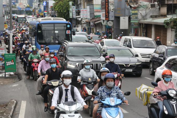 TP.HCM: Hàng nghìn phương tiện nối đuôi nhau rời thành phố, người dân mệt mỏi vì cảnh kẹt xe kéo dài