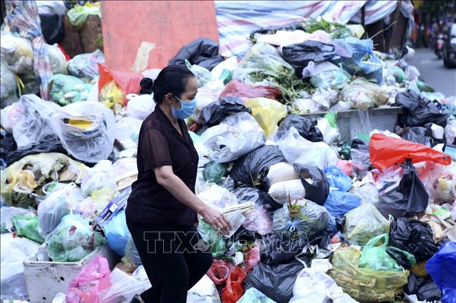 Rác chất thành từng đống gây khó chịu cho người dân tại khu vực phố Hoàng Văn Thái. Ảnh tư liệu: Tuấn Đức/TTXVN