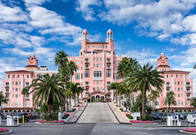 Khách sạn Don CeSar, Florida. Dọc theo Bờ biển vùng vịnh trên Bãi biển St. Pete là khách sạn Don CeSar huyền thoại. Khách sạn mở cửa đón khách vào năm 1928 và kể từ đó đến nay, khách sạn từng đón các ngôi sao nổi tiếng như F. Scott Fitzgerald, Clarence Darrow, Britney Spears, Heidi Klum. Thiết kế màu hồng của nó bao gồm vòm móng ngựa, gạch trang trí và sân trong tuyệt đẹp. Khách sạn được mệnh danh là một trong những khu nghỉ mát tốt nhất ở Florida./.