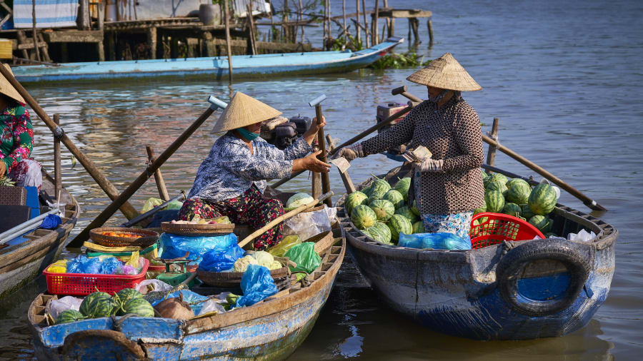 Cần Thơ một trong những thành phố đẹp nhất thuộc đồng bằng sông Cửu Long. Nơi đây không chỉ có những kênh rạch chằng chịt, các vườn cây trái xanh mát, cánh đồng lúa trải dài, mà còn chứa đựng nét văn hóa chợ nổi sông nước đặc sắc.