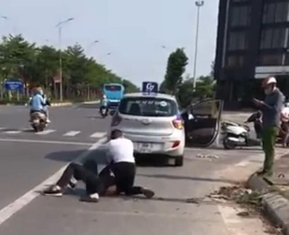 Đứng nhìn tài xế taxi bị thương vật lộn với tên cướp, Đại uý công an nhận án phạt ra sao?