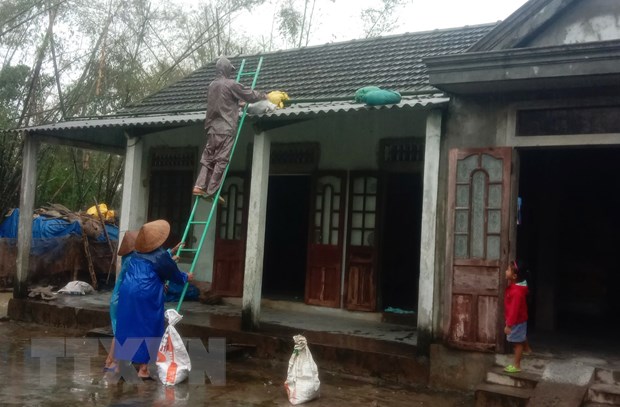 Người dân tỉnh Thừa Thiên-Huế chằng chống nhà cửa để đảm bảo an toàn. (Ảnh: Tường Vi/TTXVN)