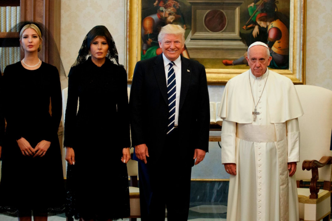 Giáo hoàng Francis đứng cùng Tổng thống Mỹ Donald Trump và gia đình ông trong một buổi tiếp kiến riêng tại Vatican vào tháng 5 năm 2017. Tham gia cùng Tổng thống là vợ ông, Melania và con gái Ivanka. Ảnh: Evan Vucci / AP