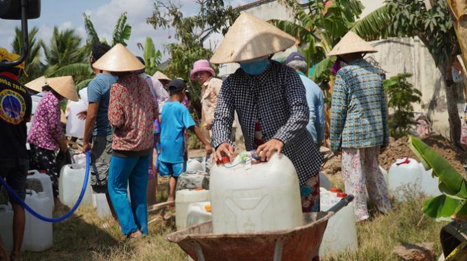   Nhiều người dùng xe rùa để đưa nước về nhà và gần nhưng bỏ cả ngày chờ đợi để nhận 2-3 can nước ngọt.  