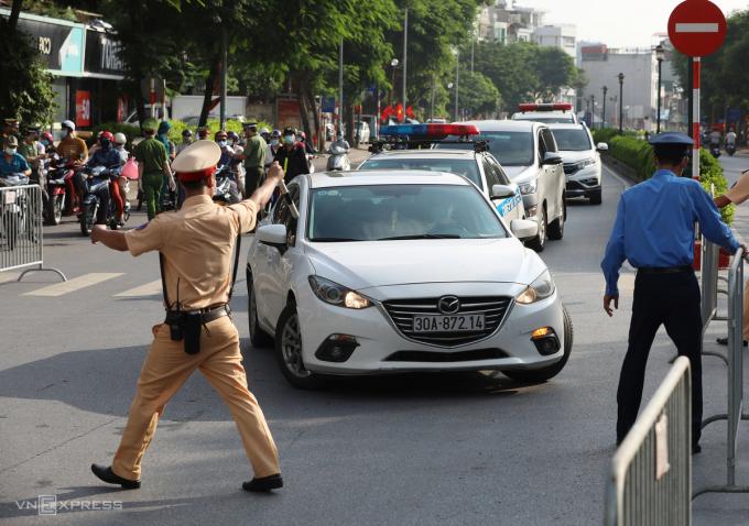   Trong buổi sáng, một số xe làn xanh buộc phải quay đầu khi không đi đúng lộ trình được cấp phép.  