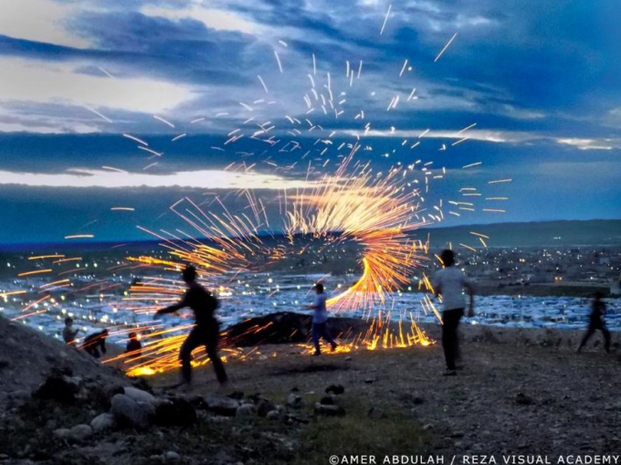 Đốt pháo hoa trong một lễ kỷ niệm tại trại tị nạn Kawergosk ở Iraq.(Nguồn: nationalgeographic.com)