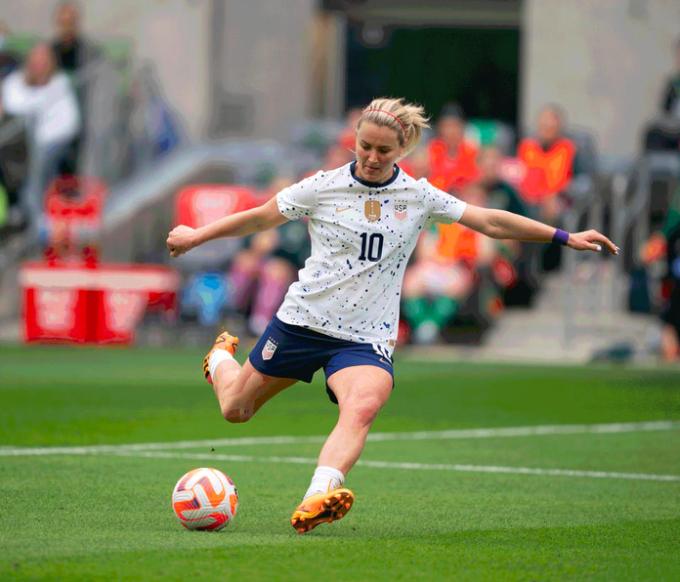   Lindsey Horan gần đây đã ký hợp đồng vô thời hạn với CLB Olympique Lyonnais Féminin, trở thành thành viên duy nhất của Đội tuyển Mỹ không tham gia NWSL. Ảnh: Getty Images  