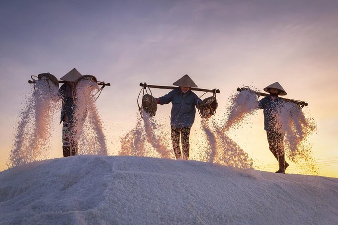   Ảnh “Nhảy trên đồng muối” của Nguyễn Xuân Tuyền thuộc mục ảnh Con người. Ảnh: Nguyễn Xuân Tuyền.  