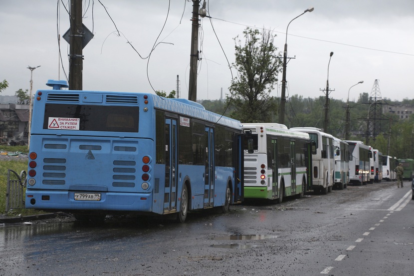 Nga cho biết binh sĩ Ukraina từ Azovstal bị đưa đến trung tâm giam giữ trước khi xét xử  - Ảnh 1.