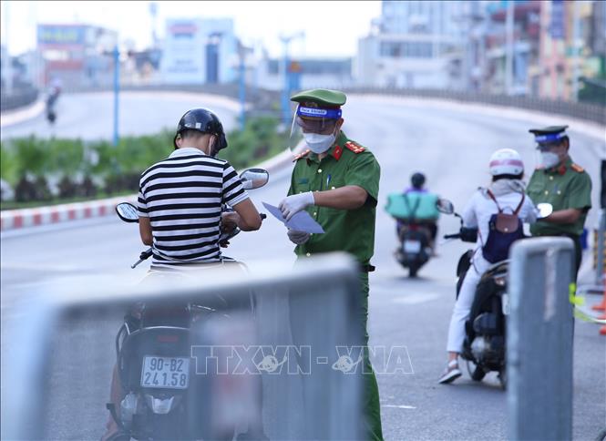 Lực lượng chức năng kiểm tra giấy tờ tất cả những người muốn qua cầu Vĩnh Tuy (ảnh chụp 6h35 sáng 8/9).