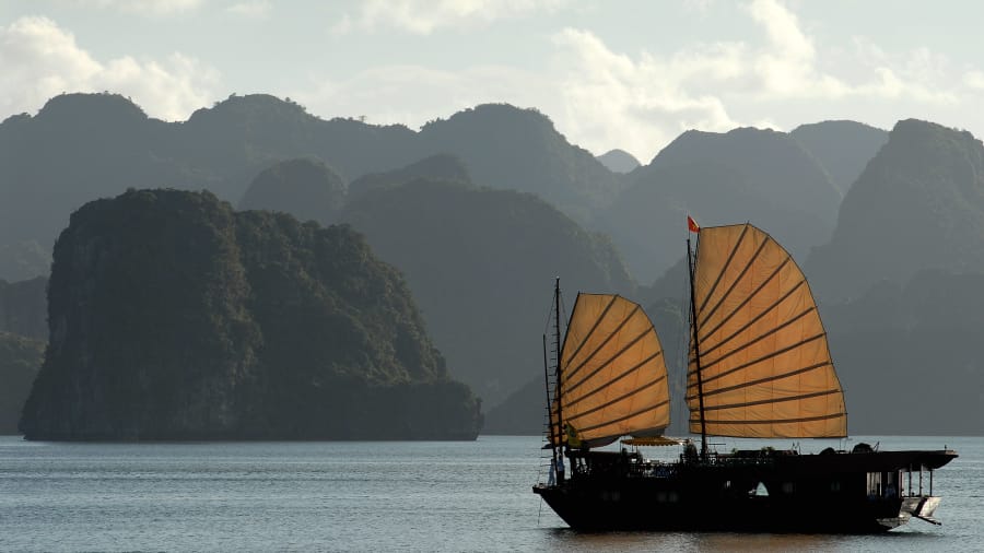 Vịnh Hạ Long được UNESCO công nhận là Di sản Thế giới vào năm 1994, là nơi có hàng ngàn hòn đá núi đá vôi, hang động và đảo nhỏ. Không quá ngạc nhiên khi thắng cảnh nên thơ này thu hút một lượng khách du lịch lớn mỗi năm.