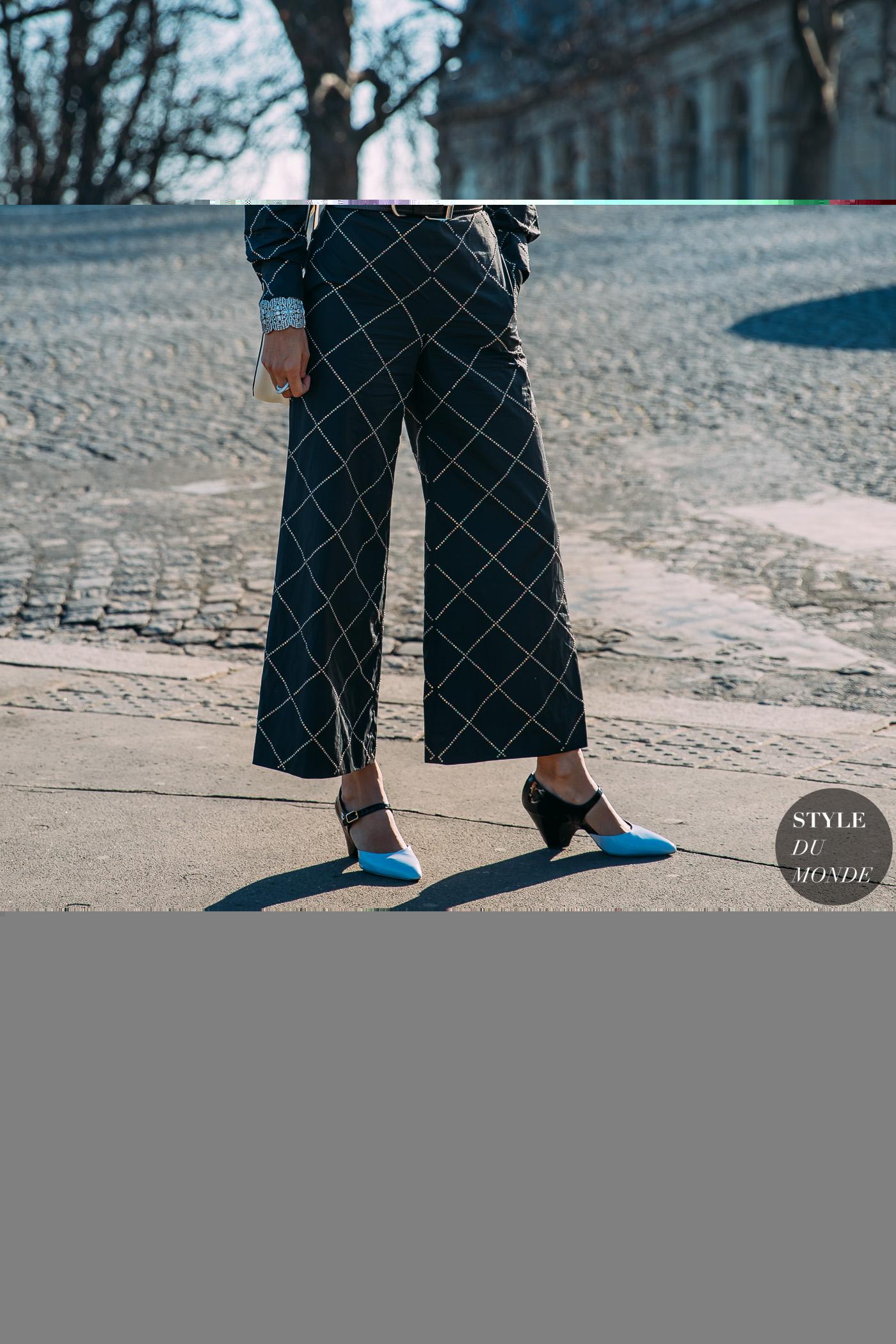 cô gái mặc bộ jumpsuit họa tiết kẻ ô cửa sổ windowpane màu đen