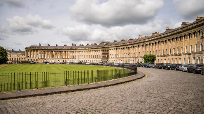 Royal Crescent là điểm sáng của thành phố với nhiều công trình kiến trúc nổi bật, mang đậm phong cách lịch sử (Ảnh: CNN)