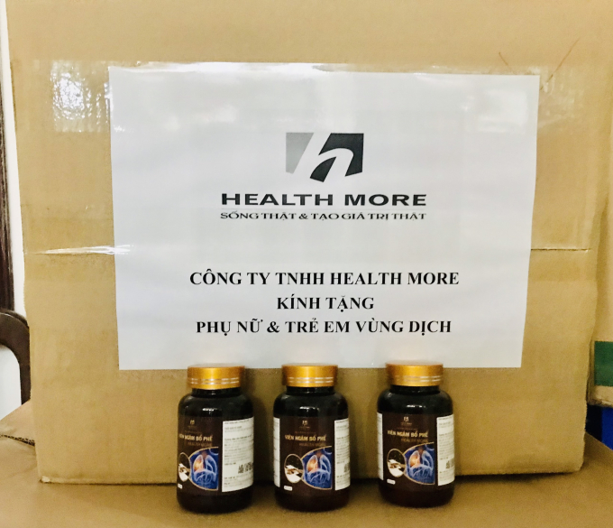 Quà tặng phụ nữ trẻ em vùng dịch từ Công ty Healthmore