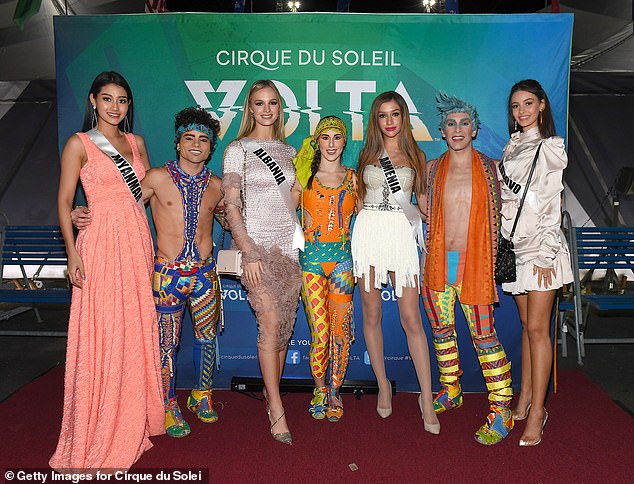 Hoa hậu Myanmar (váy hồng) trong một sự kiện tại Miss Universe 2019 (Ảnh: Getty Images)