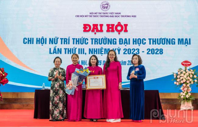 Đại hội đã trao tặng Bằng khen tới Tập thể Chi hội Nữ trí thức Trường Đại học Thương mại