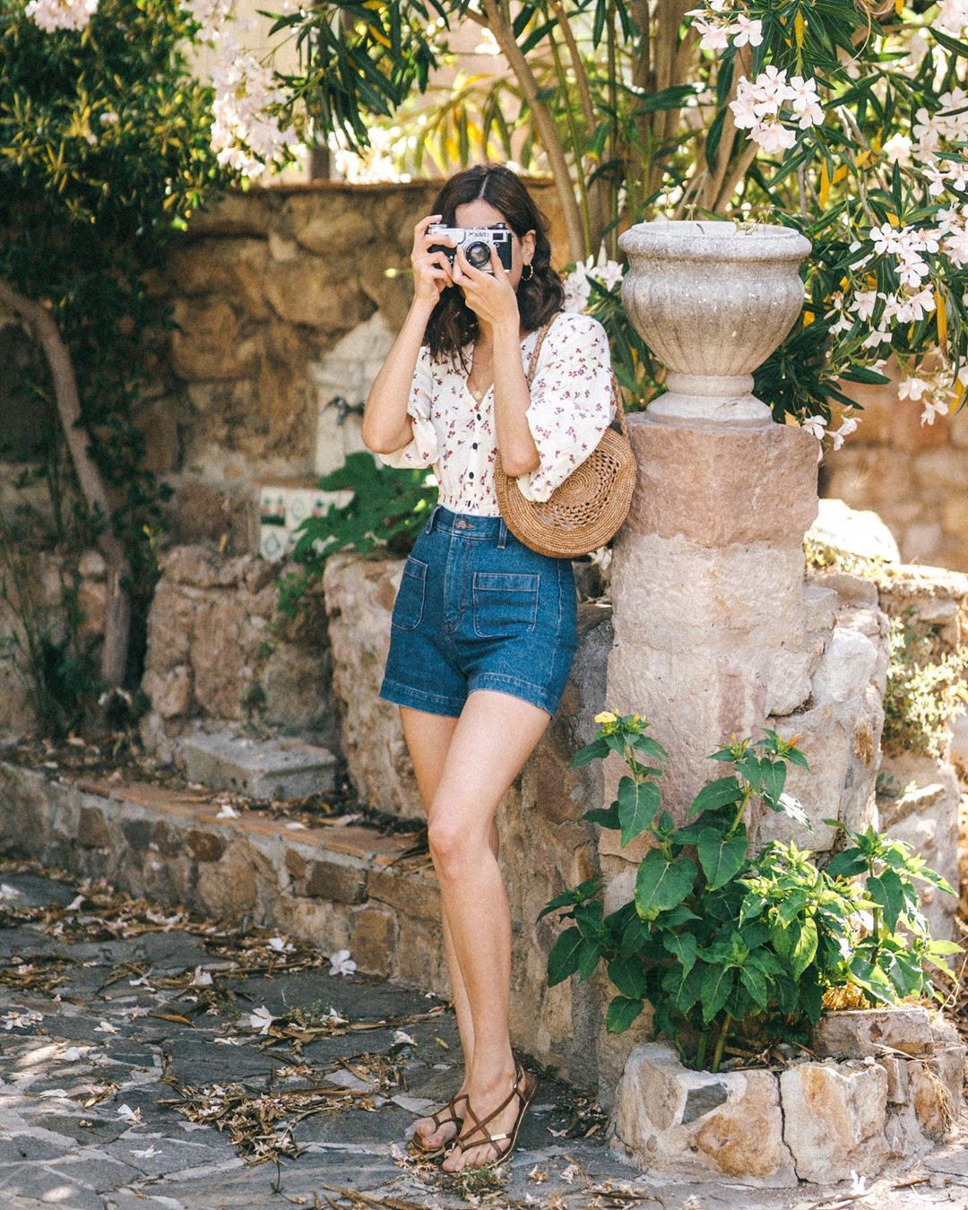 giày sandals xỏ ngón quần shorts denim túi cói áo hoa mùa hè