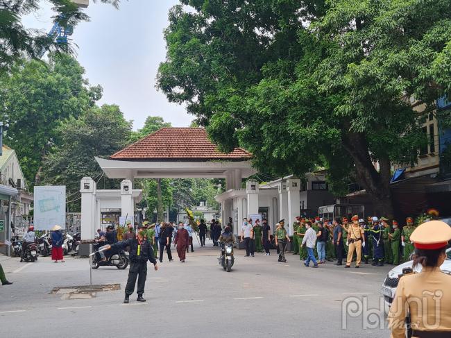 An ninh được thắt chặt bên ngoài nhà tang lễ Quốc Gia.