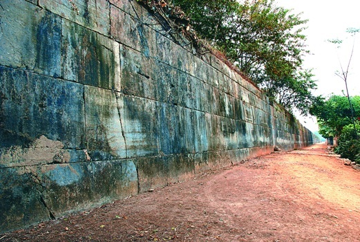 Một đoạn thành nhà Hồ