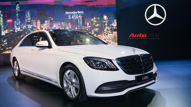 Mercedes-Benz S 450 L Luxury (màu trắng) và Mercedes-Benz C-Class 2019.