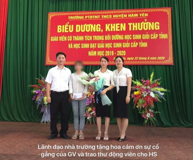 L.V.A nhận thư và hoa chúc mừng của lãnh đạo nhà trường.