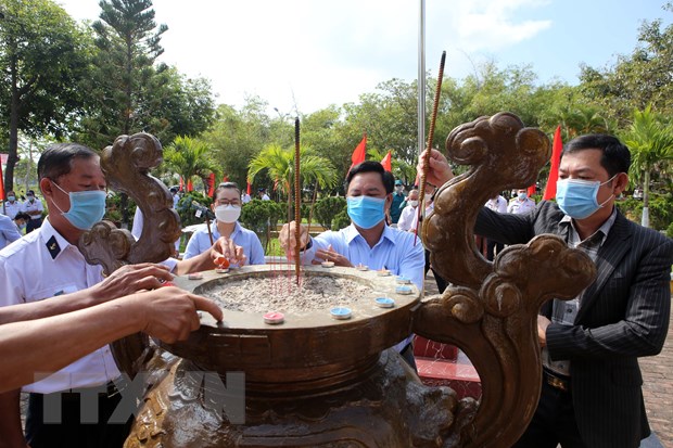 Đại diện chính quyền địa phương thắp hương tưởng nhớ các liệt sỹ hy sinh tại đảo Gạc Ma ngày 14/3/1988 tại buổi lễ tưởng niệm ở thành phố Đà Nẵng. Ảnh: TTXVN