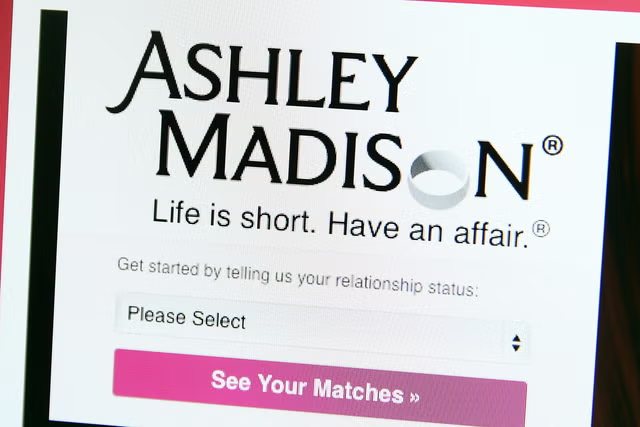 Ashley Madison cùng slogan từng gây nhiều tranh cãi: 