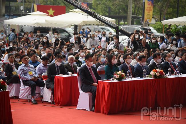 Đến dự hội báo có bà Võ Thị Ánh Xuân, Uỷ viên Trung ương Đảng, Phó Chủ tịch nước, Phó Thủ tướng Vũ Đức Đam, ông Nguyễn Trọng Nghĩa - Bí thư Trung ương Đảng, Trưởng Ban Tuyên giáo Trung ương, cùng lãnh đạo các Bộ ngành và UBND TP Hà Nội, các nhà báo lão thành và đông đảo người làm báo và công chúng báo chí cả nước.