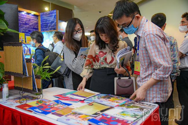 Độc giả trải ngiệm tham quan các không gian trưng bài tại hội báo.