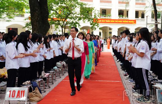 Các thầy cô tại trường THPT Quang Trung -  Đống Đa hân hoan lên nhận lớp mới tại buổi Lễ