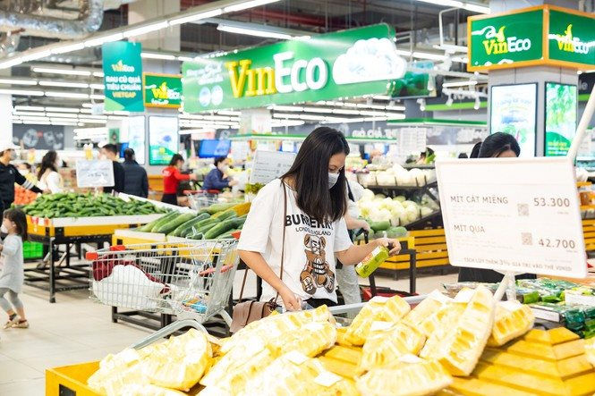 Siêu thị VinMart cung cấp hàng chục ngàn sản phẩm, đáp ứng nhu cầu tiêu dùng dịp Tết Nguyên đán.